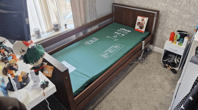 Drive adjustable bed fitted in a bedroom